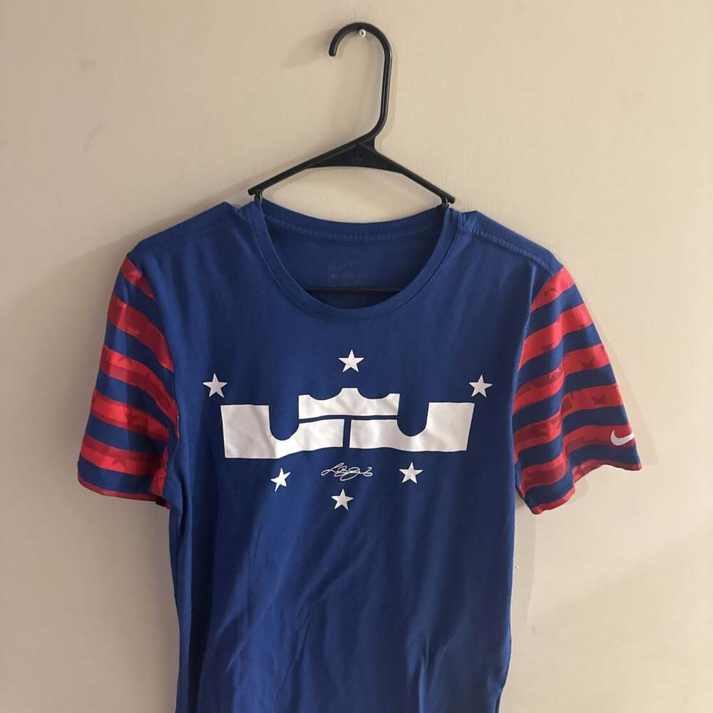 Nike LeBron James Flag Red Stripe Sleeve T-Shirt Blue Men's Size M - Picture 2 of 5